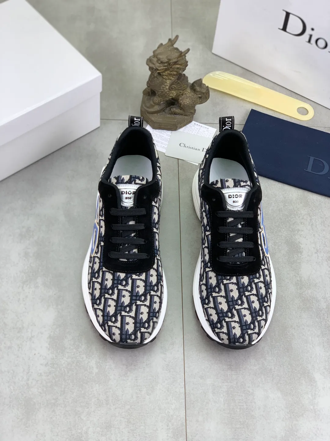 Men's shoes 💰P420 New Dior Chrono 2025 new product B30 series, in white and black fly woven series, decorated with computer-printed CD logo on both sides, star patch on the tongue and Dior logo on the heel, many details highlight the style. The interior is matched with the original color matching mesh, and the interior of the body is supported by low-temperature shaping sheets, and is filled with light feather cotton to keep the interior full and soft against the feet. The exclusive open-molded outsole adopts a one-piece molding process, so there is no need to worry about problems such as the opening and falling of sole decorative accessories. It is light and comfortable to wear, yet strong and wear-resistant. The two-color shoelaces are accessorized with exquisite metal five-pointed star pendants, creating a high-end, trendy and casual look at all times. Color: 5️⃣ colors available, code number: 38-44 (45 customized)